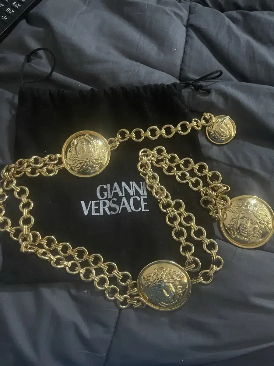 Gianni Versace 베르사체 골드톤 메두사 코인메달 목걸이 벨트